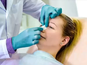 Nâng mũi bị hở vết thương sau khi phẫu thuật có thể xuất phát từ nhiều nguyên nhân khác nhau