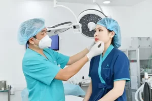Bác sĩ tư vấn trước khi thẩm mỹ nâng mũi