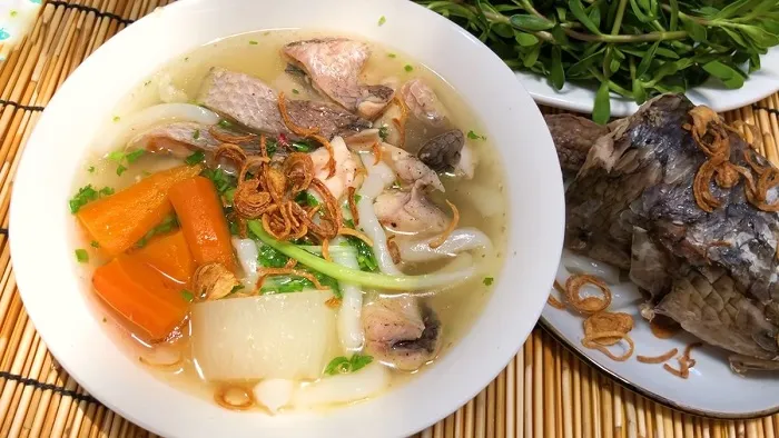 Bánh canh cá lóc là món ăn quen thuộc và được nhiều người yêu thích.