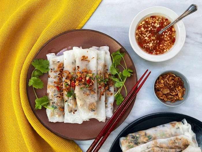 Bánh cuốn là một món ăn dân dã nhưng lại mang đậm hương vị truyền thống của Việt Nam.