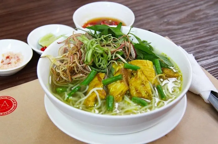 Theo các chuyên gia thẩm mỹ, sau khi nâng mũi bạn nên hạn chế ăn bún cá