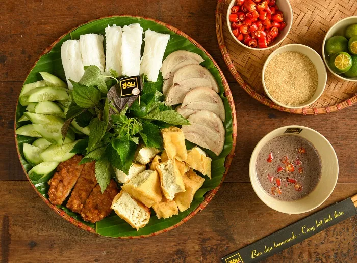 Mắm tôm chứa hàm lượng muối cao và có thể gây kích ứng, làm ảnh hưởng đến vết thương.