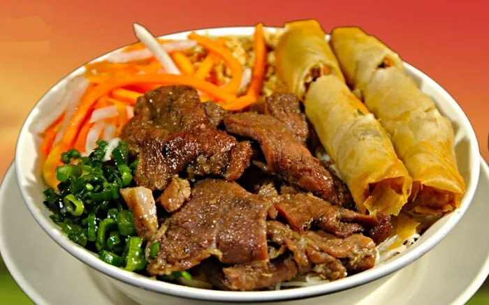 Bạn nên kiêng ăn bún thịt nướng từ 2 đến 4 tuần sau khi nâng mũi.