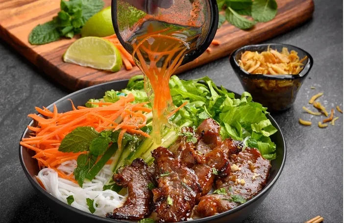 Bún thịt nướng là một món ăn ngon và rất được yêu thích.