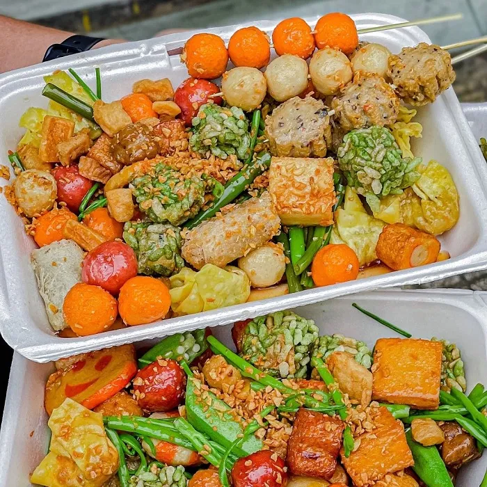 Cá viên chiên là một món ăn vặt được rất nhiều người yêu thích, đặc biệt là giới trẻ