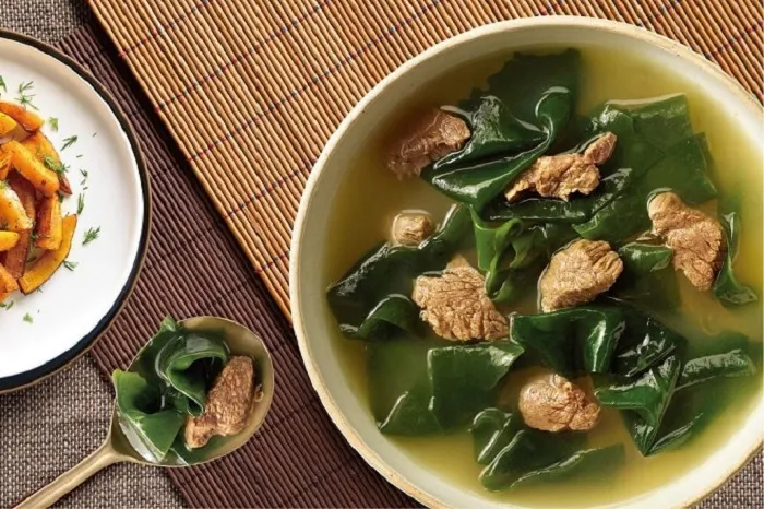 Canh rong biển là một món ăn thơm ngon và có giá trị dinh dưỡng cao