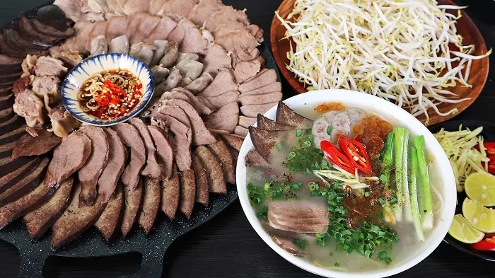 Cháo lòng là một món ăn đường phố quen thuộc và được nhiều người yêu thích tại Việt Nam.