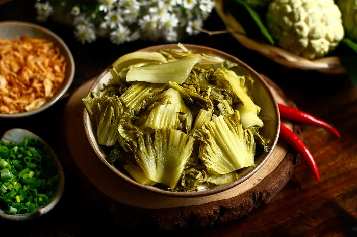 Dưa muối là một món ăn quen thuộc trong bữa cơm của gia đình Việt Nam.