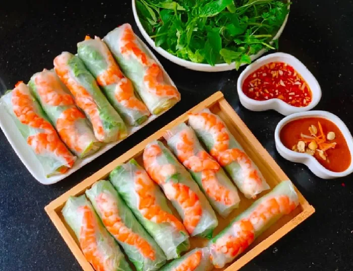 Gỏi cuốn là một món ăn rất ngon và phổ biến ở Việt Nam.
