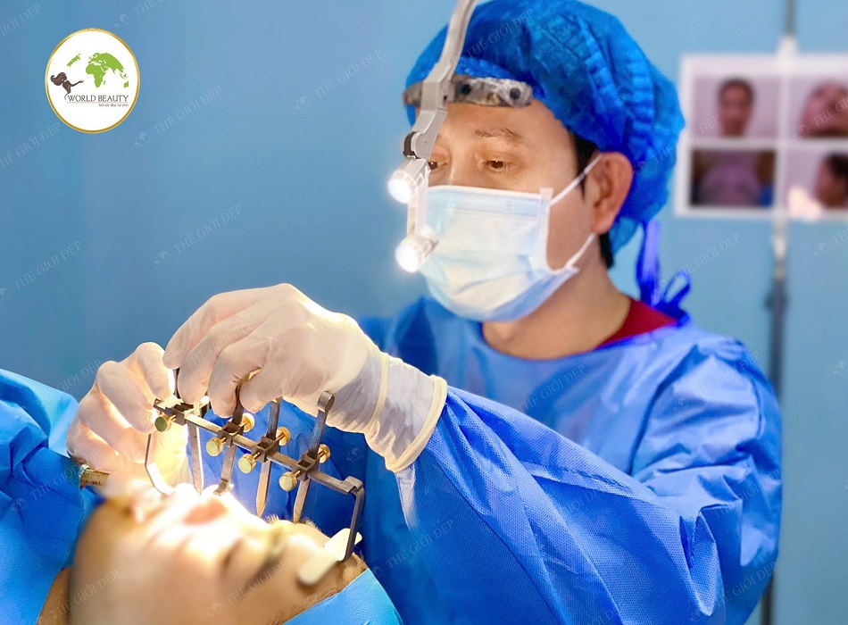 Bác sĩ Nguyễn Văn Phùng trực tiếp thực hiện