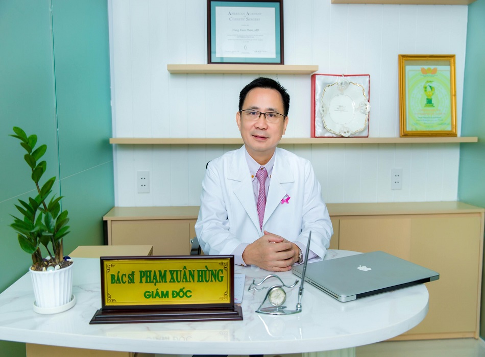 Bác sĩ Phạm Xuân Hùng trực tiếp thực hiện hoặc giám sát ca phẫu thuật
