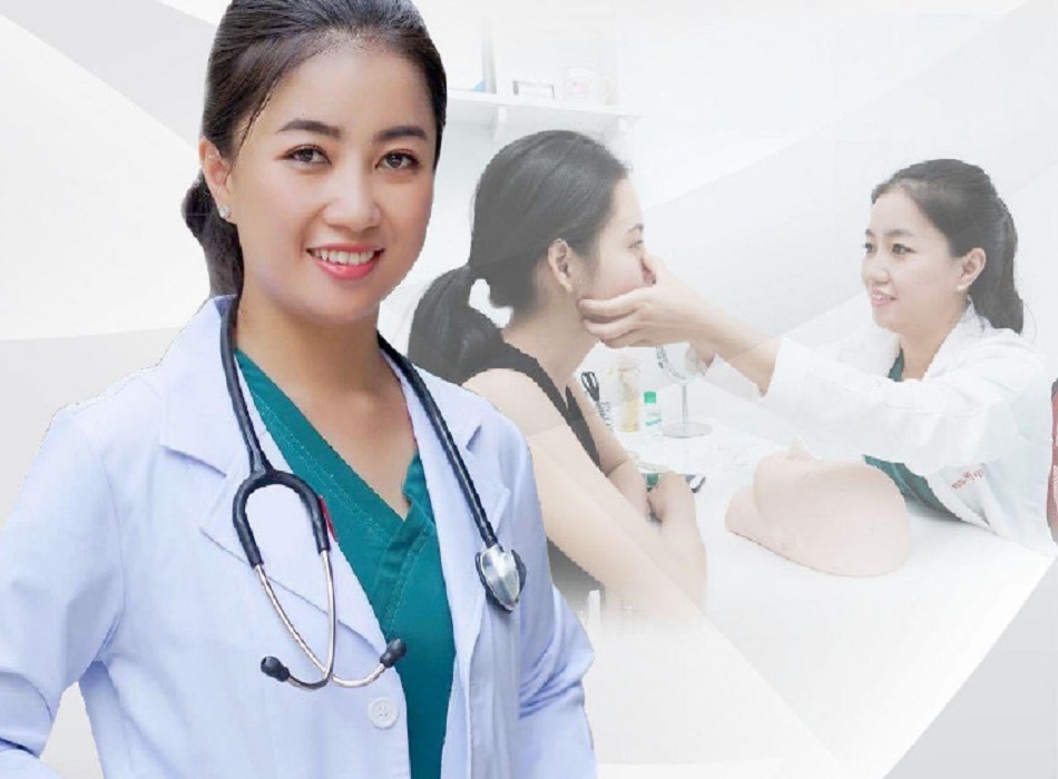 Bác sĩ Trang luôn tận tâm tư vấn cho khách hàng cả trước và sau khi phẫu thuật