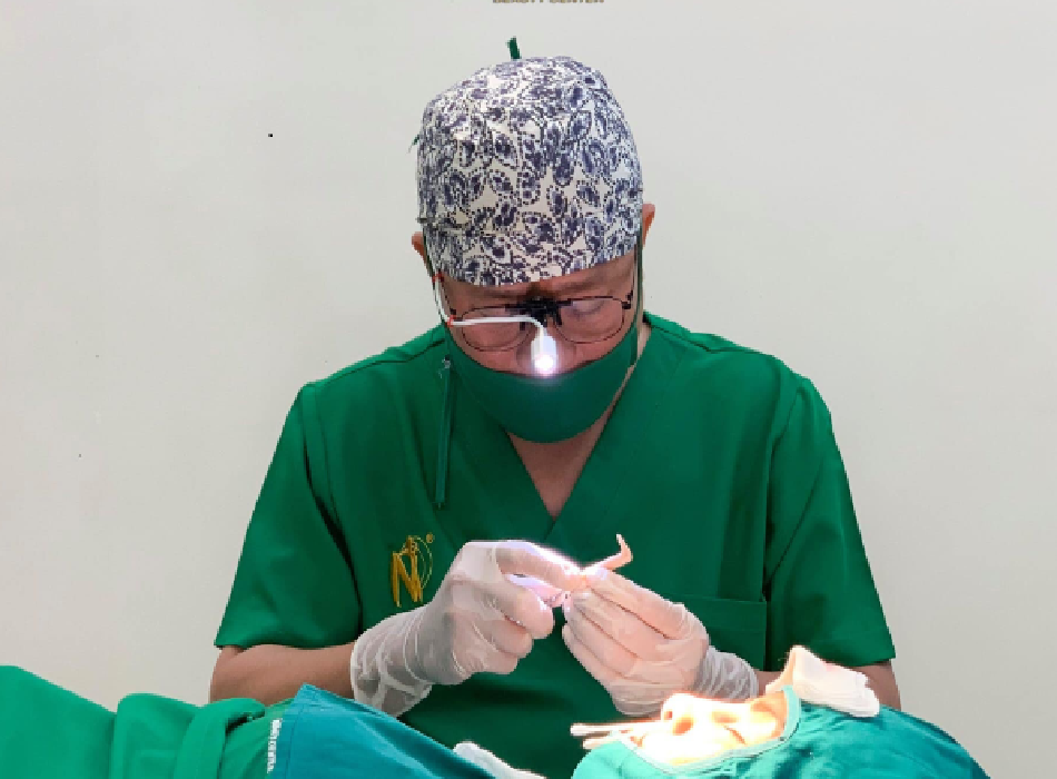 Bác sĩ Lý Tấn Việt luôn là người trực tiếp thăm khám, tư vấn và phẫu thuật cho khách hàng