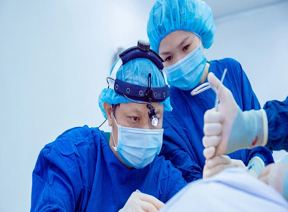 Bác sĩ Huy trực tiếp phẫu thuật và áp dụng công nghệ hiện đạui nhất
