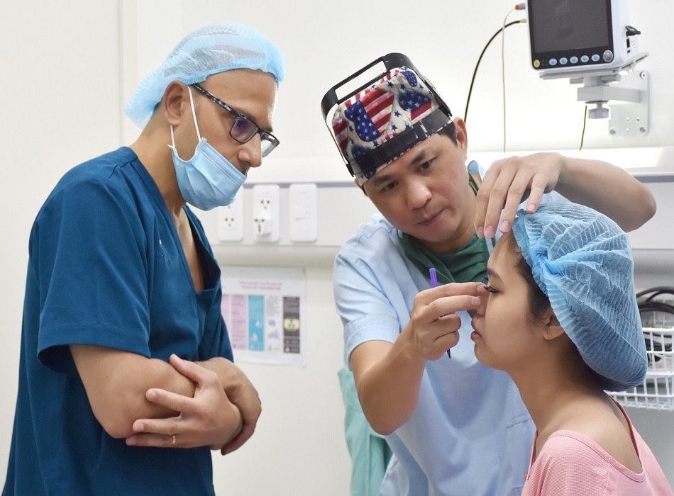 Khách hàng nâng mũi được Bác sĩ tư vấn trực tiếp