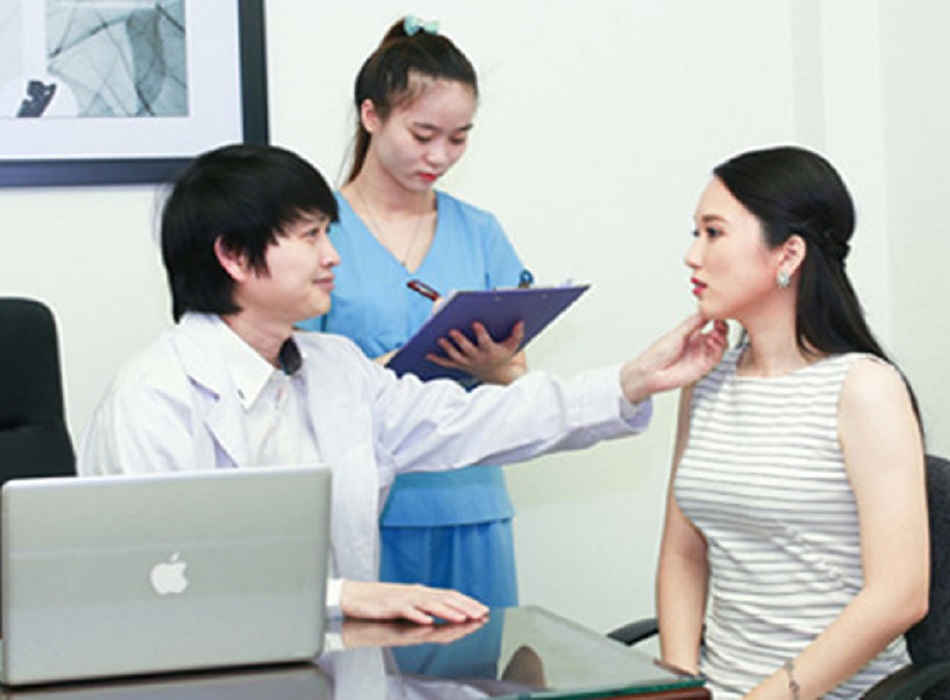 Khách hàng được bác sĩ theo dõi tình trạng mũi sau khi phẫu thuật